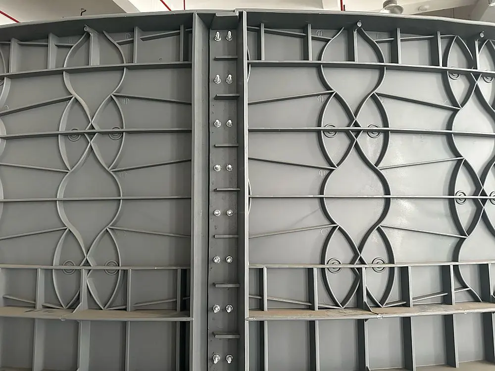 Modular fish tank screw installation